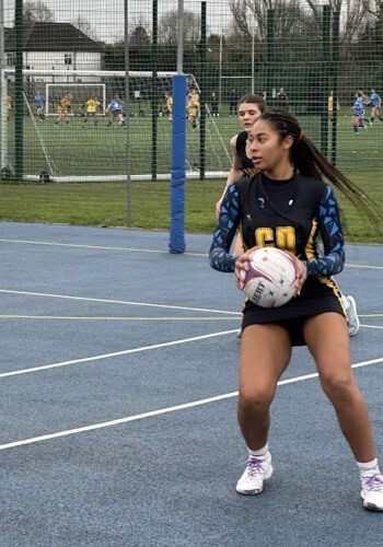 Netballer holding the ball and changing direction