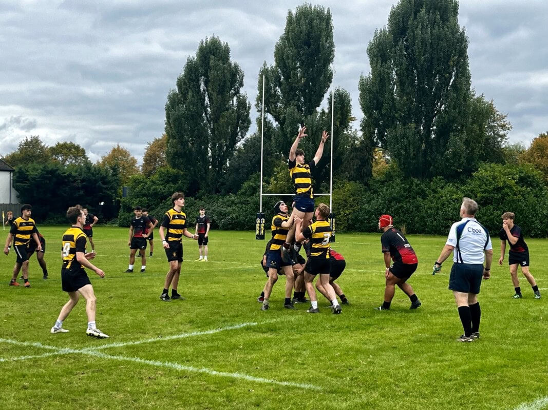 men's rugby team doing a lineout