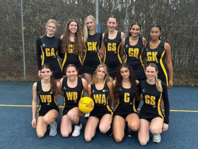 Team photo of Netball 1s in their Esker kit